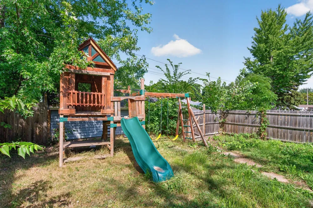 995 Rose Avenue E Saint Paul, MN 55106
