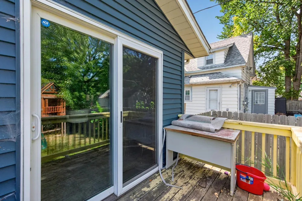 995 Rose Avenue E Saint Paul, MN 55106