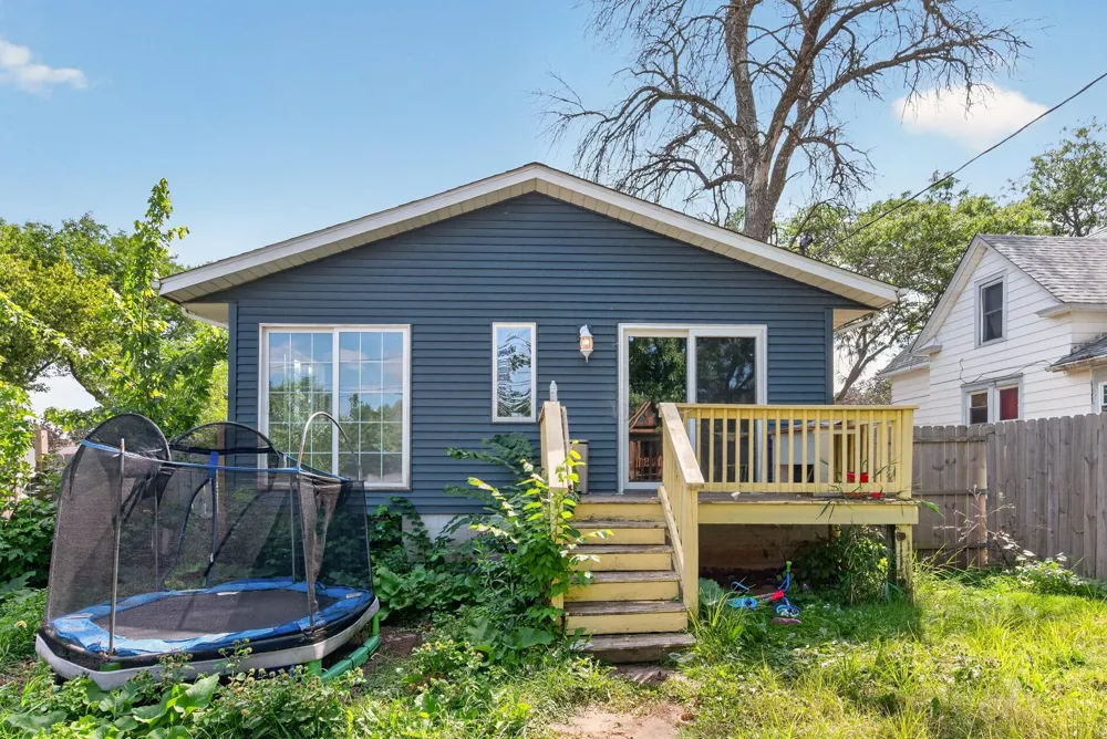 995 Rose Avenue E Saint Paul, MN 55106