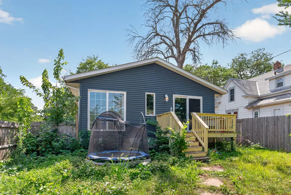 995 Rose Avenue E Saint Paul, MN 55106