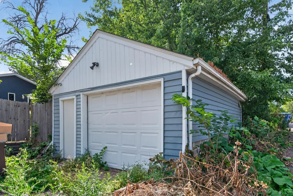 995 Rose Avenue E Saint Paul, MN 55106