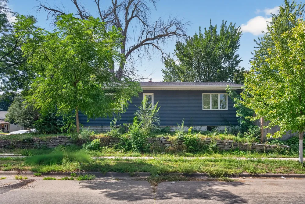 995 Rose Avenue E Saint Paul, MN 55106