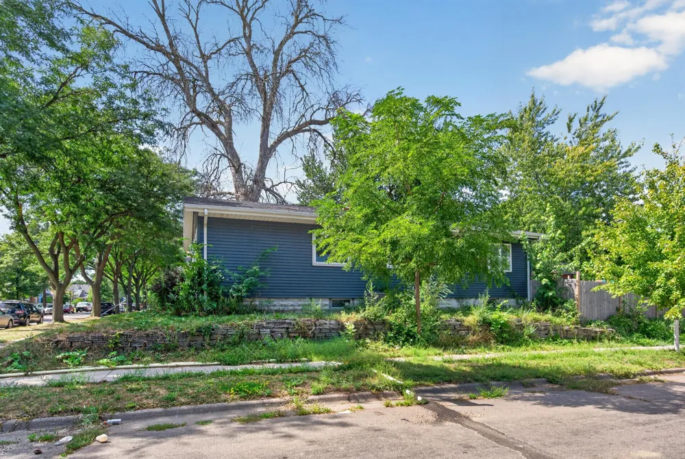 995 Rose Avenue E Saint Paul, MN 55106