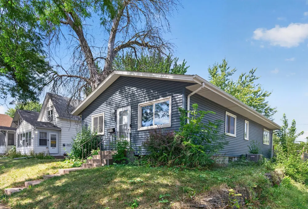 995 Rose Avenue E Saint Paul, MN 55106