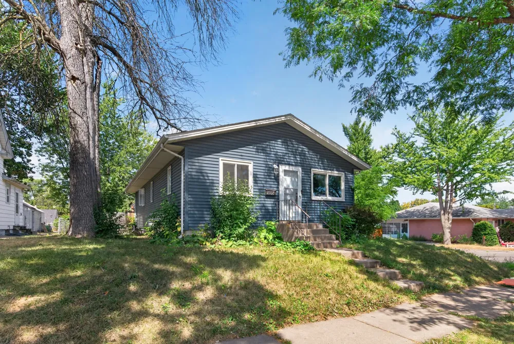 995 Rose Avenue E Saint Paul, MN 55106