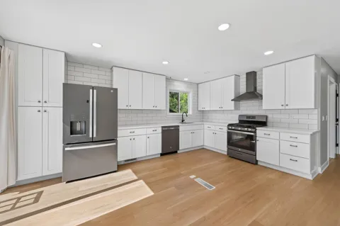 2667 Hawthorne Lane