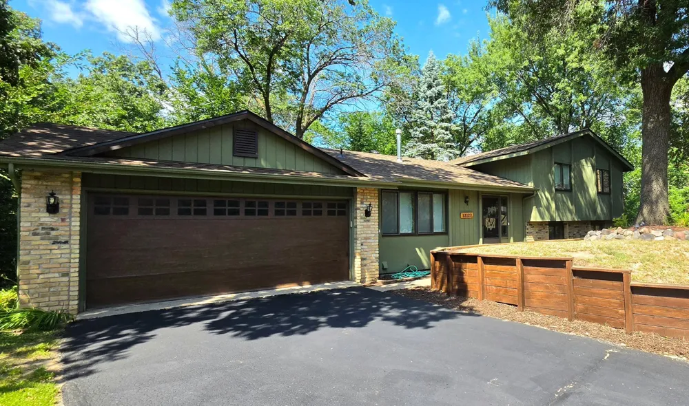 12123 Red Oak Court S Burnsville, MN 55337