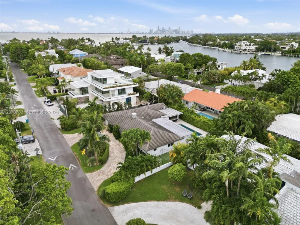 571 S Mashta Dr Key Biscayne, FL 33149