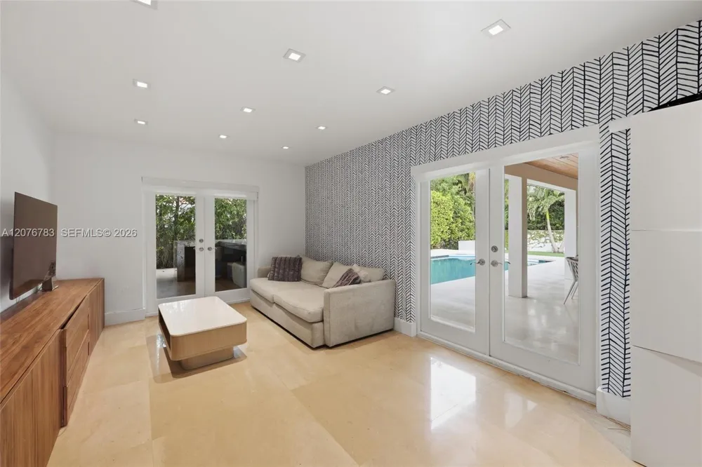 571 S Mashta Dr Key Biscayne, FL 33149