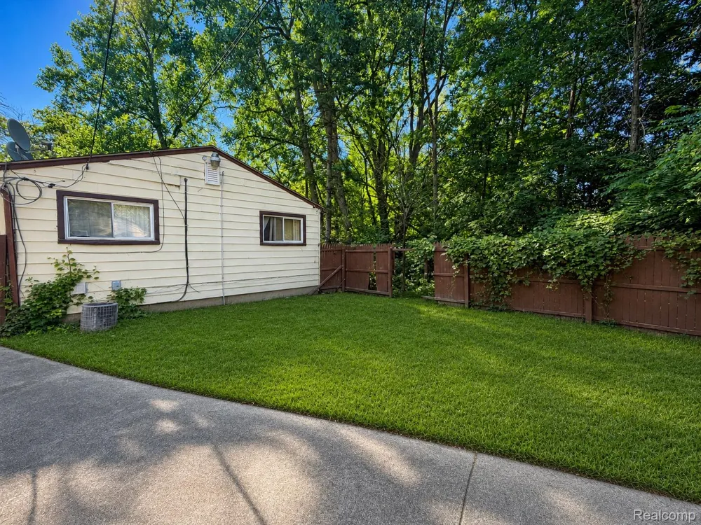 15949 Winston Redford Charter Township, MI 48239