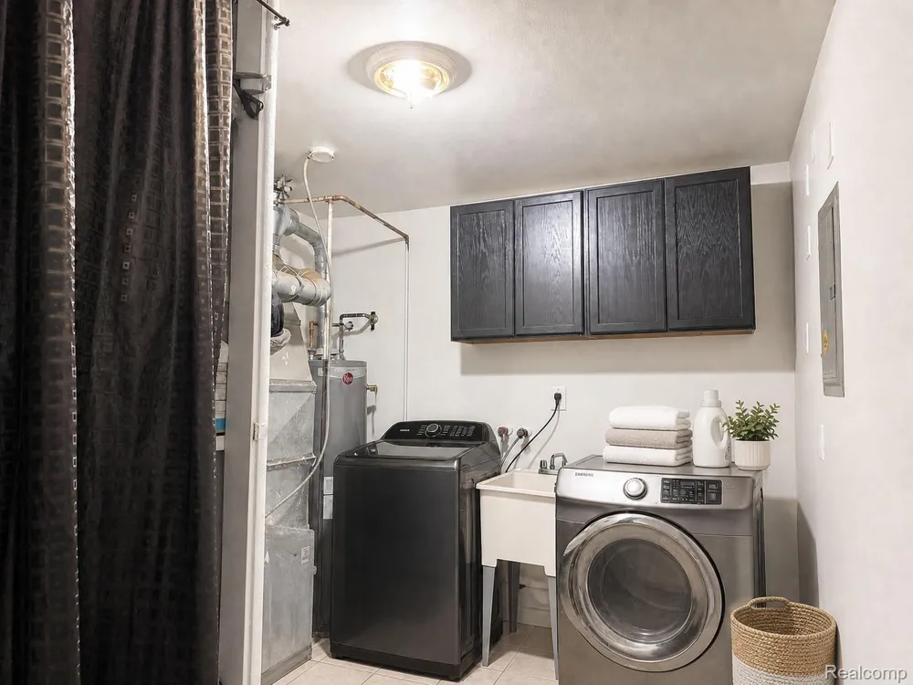 15949 Winston Redford Charter Township, MI 48239