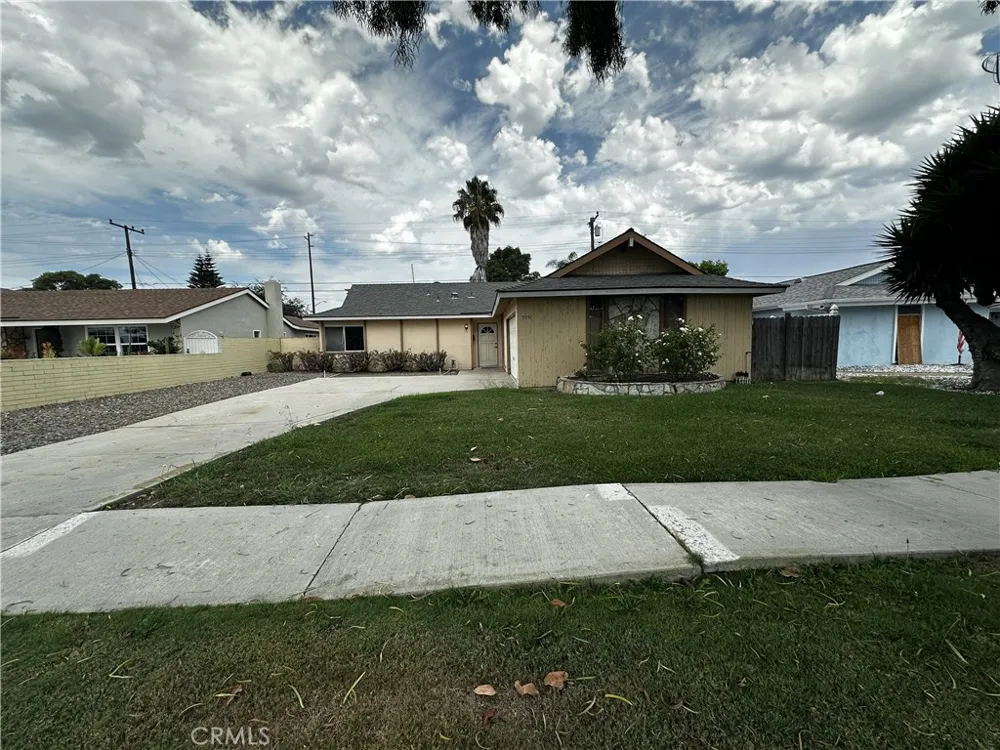 5751 Castle Drive Huntington Beach, CA 92649