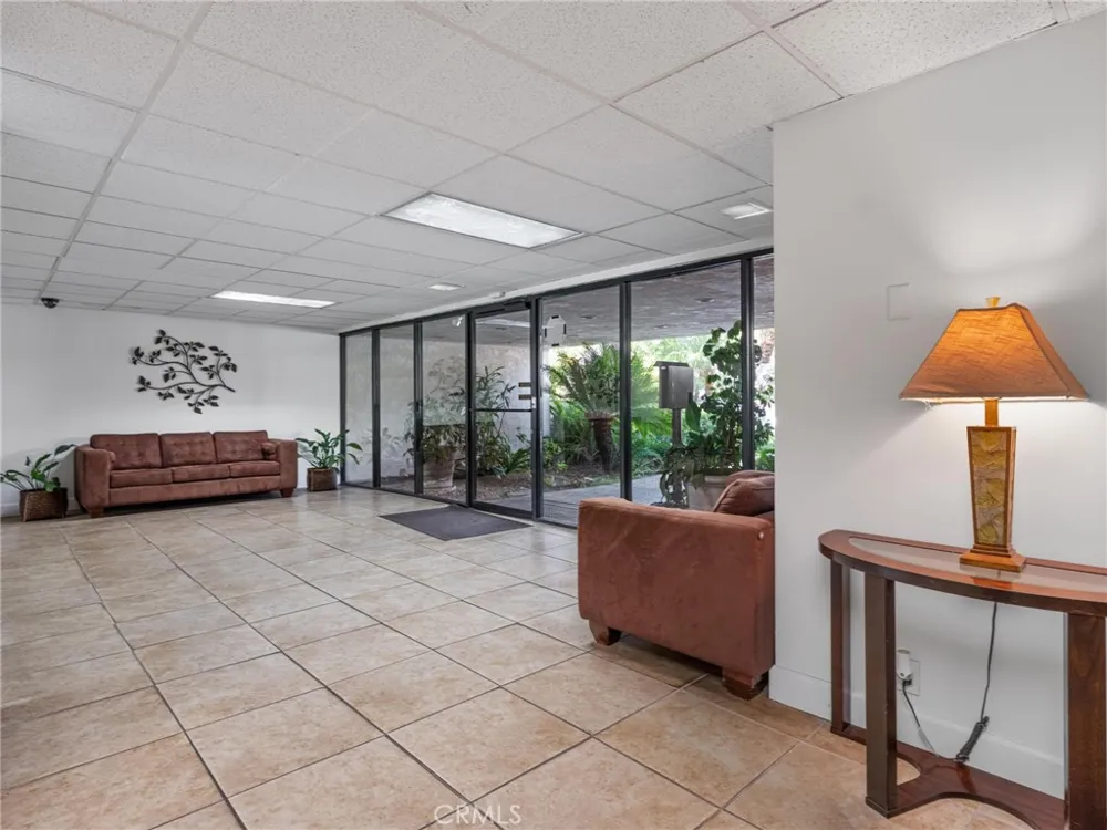 4700 Natick #204 Sherman Oaks, CA 91403