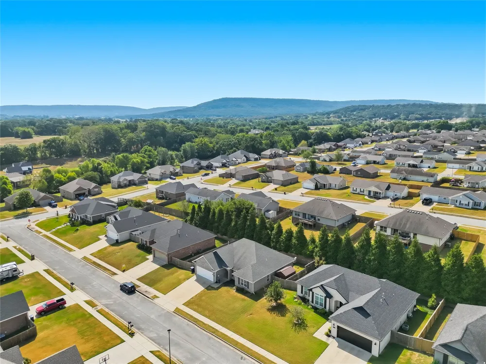 1421 Colonel McNeil Prairie Grove, AR 72753