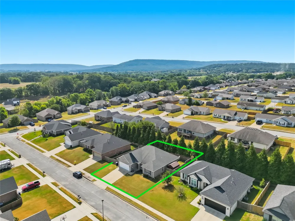 1421 Colonel McNeil Prairie Grove, AR 72753