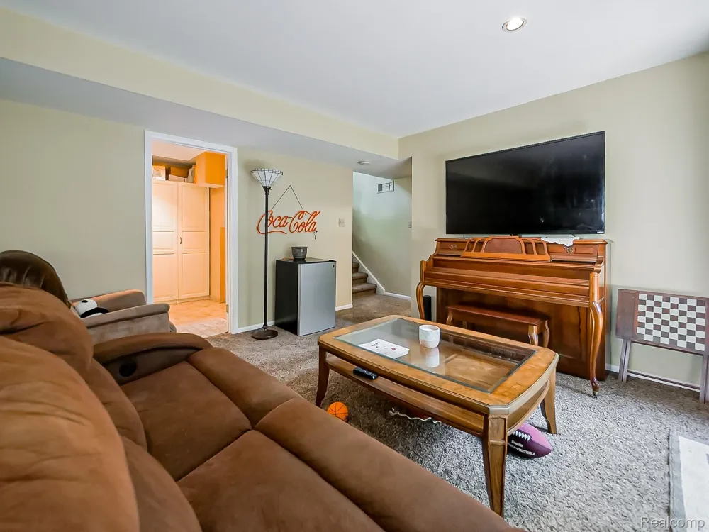 525 Langfield Street Northville City, MI 48167