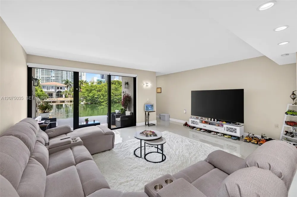 203 Poinciana Dr #103 Sunny Isles Beach, FL 33160