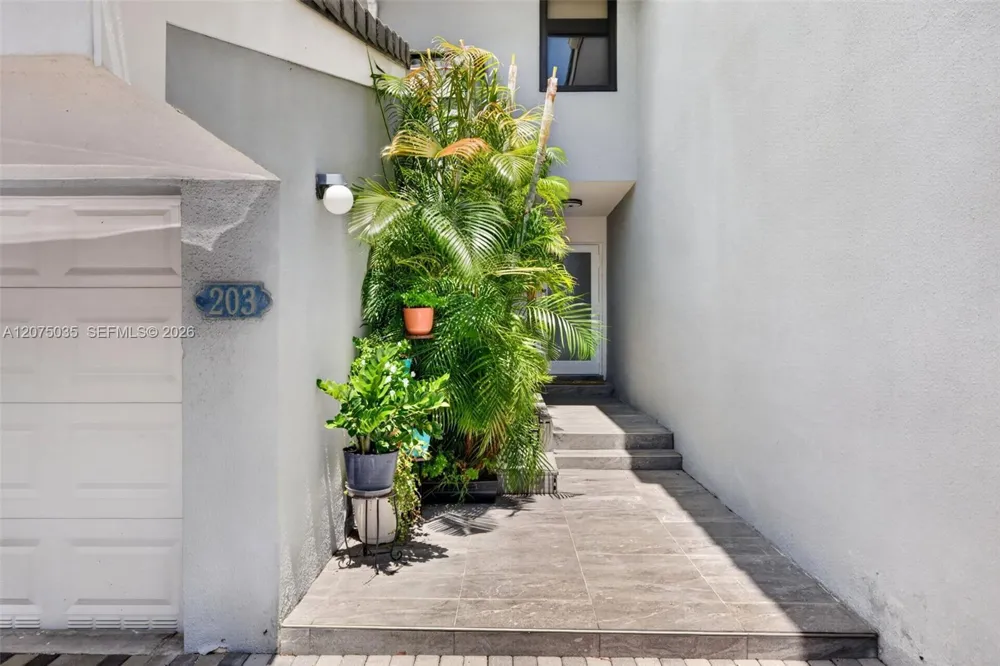 203 Poinciana Dr #103 Sunny Isles Beach, FL 33160