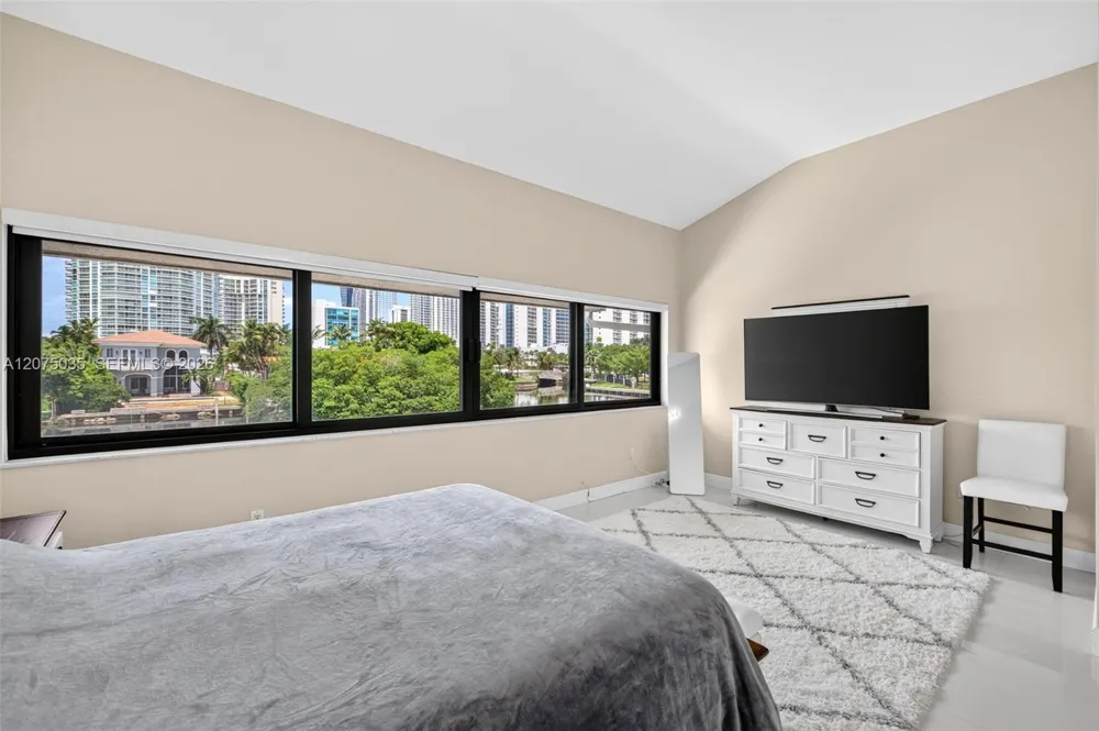 203 Poinciana Dr #103 Sunny Isles Beach, FL 33160