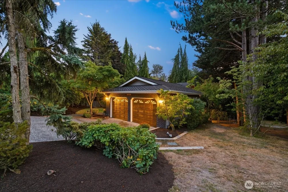 20215 41st Place NE Lake Forest Park, WA 98155