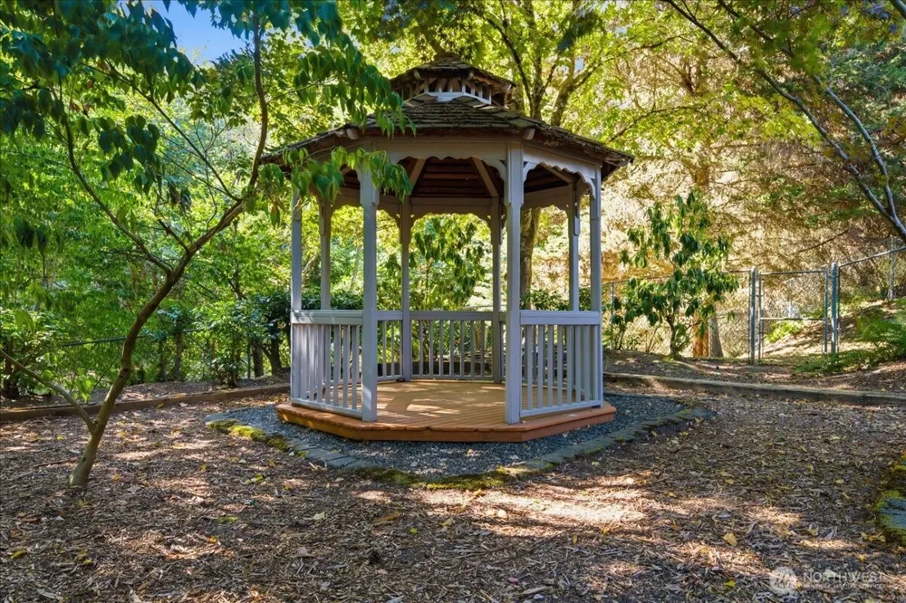 20215 41st Place NE Lake Forest Park, WA 98155