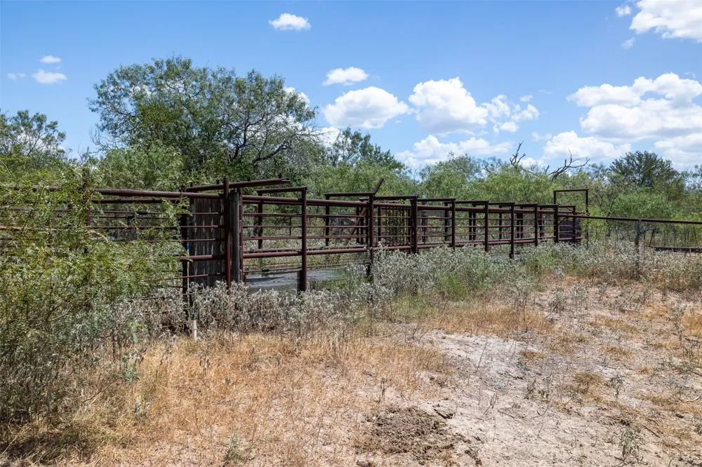 4242 FM 1680 Waelder, TX 78959