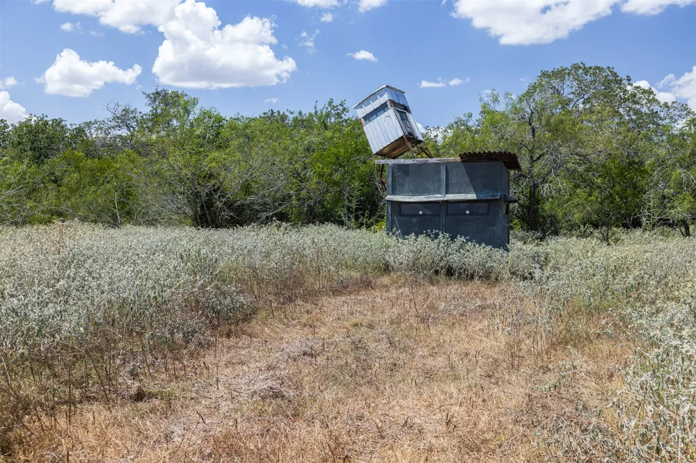 4242 FM 1680 Waelder, TX 78959