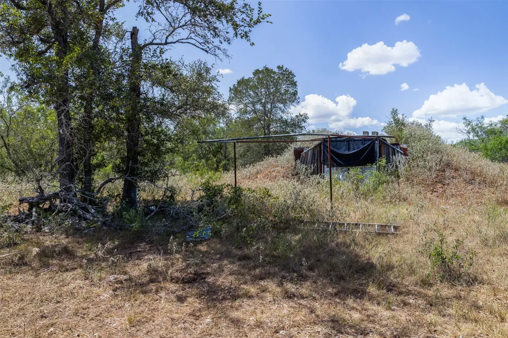 4242 FM 1680 Waelder, TX 78959