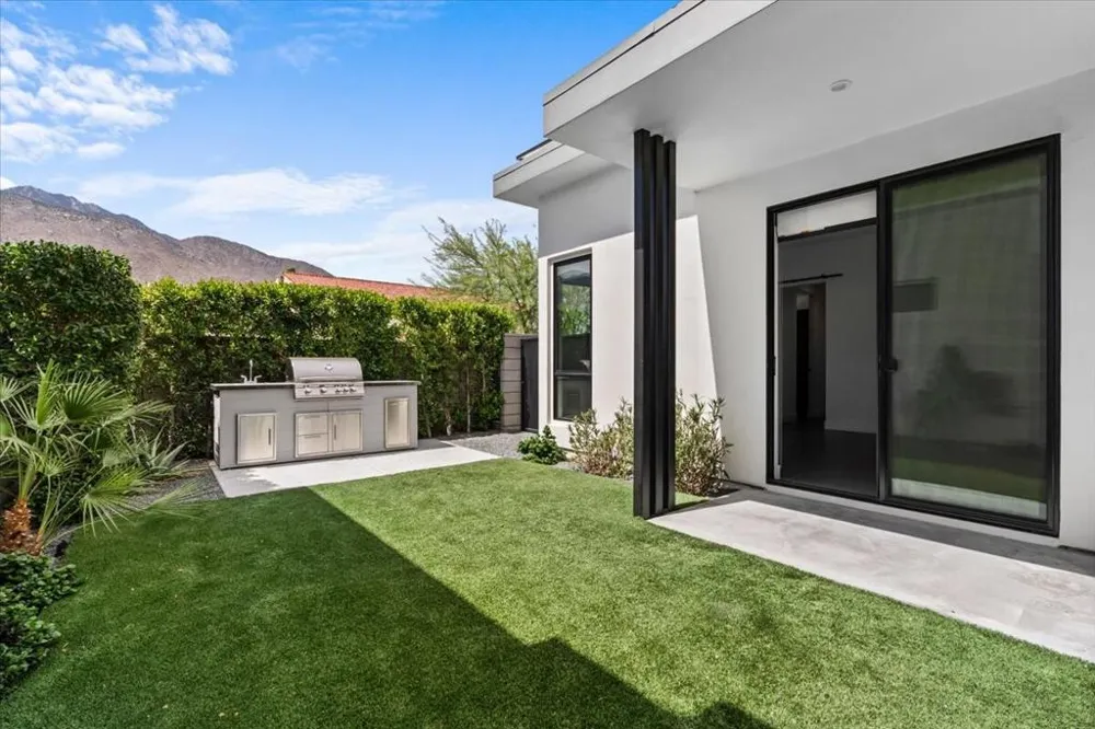 161 Holliday Way Palm Springs, CA 92262