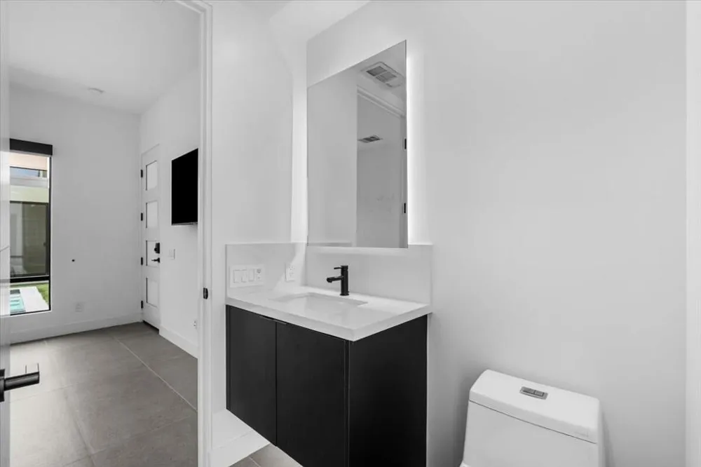 161 Holliday Way Palm Springs, CA 92262