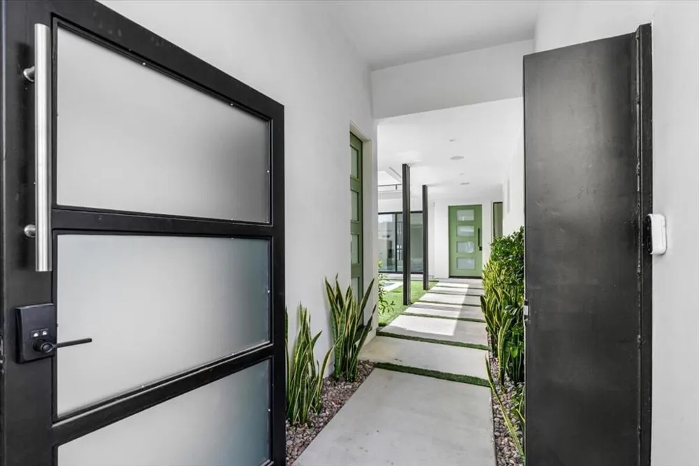 161 Holliday Way Palm Springs, CA 92262