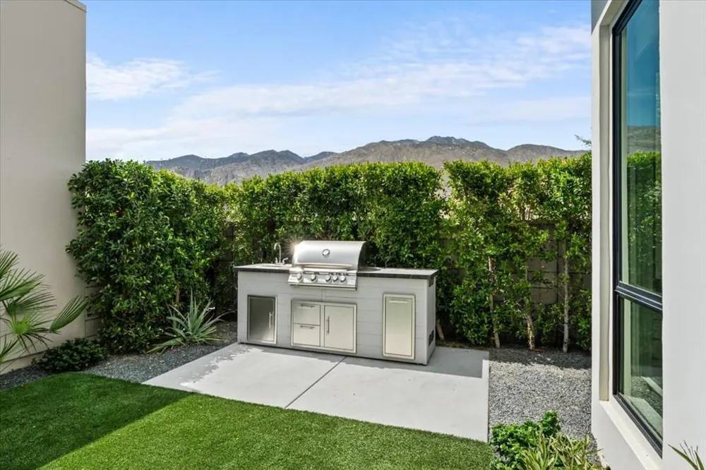 161 Holliday Way Palm Springs, CA 92262