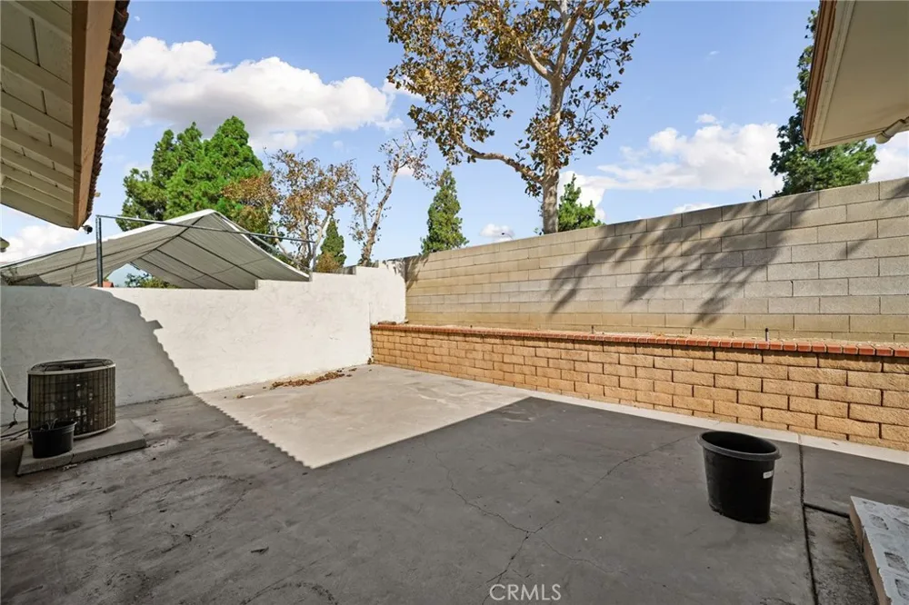 14422 Hillcrest Fontana, CA 92337