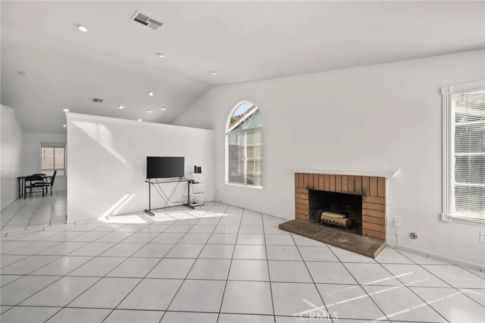 14422 Hillcrest Fontana, CA 92337