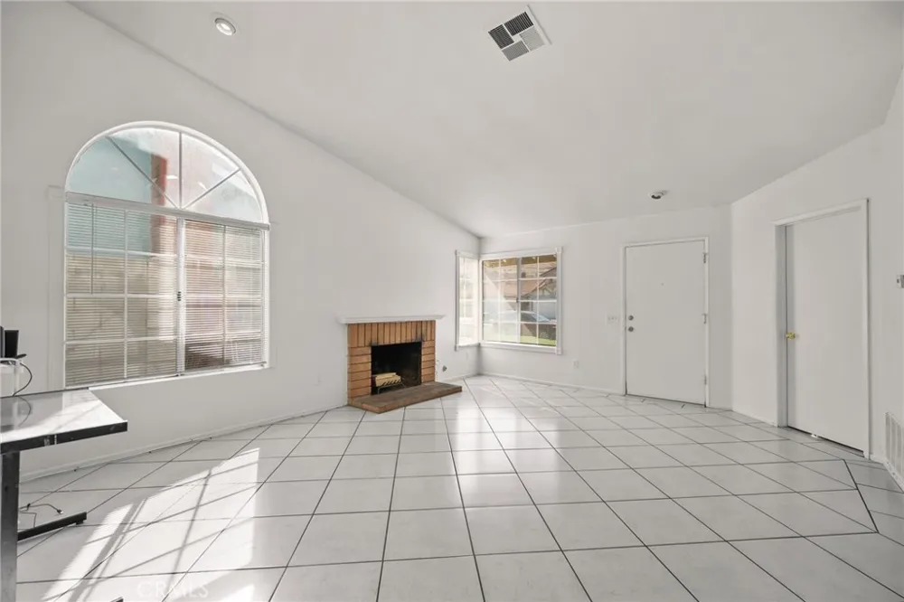 14422 Hillcrest Fontana, CA 92337