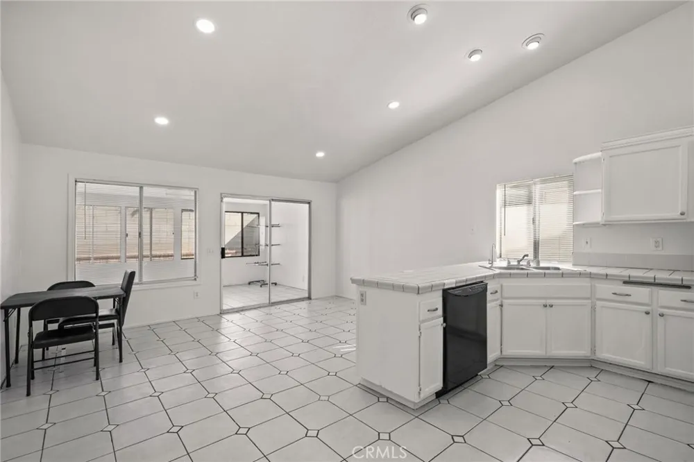 14422 Hillcrest Fontana, CA 92337