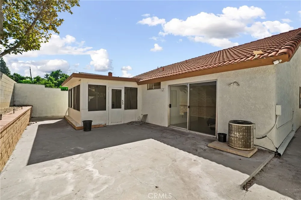 14422 Hillcrest Fontana, CA 92337