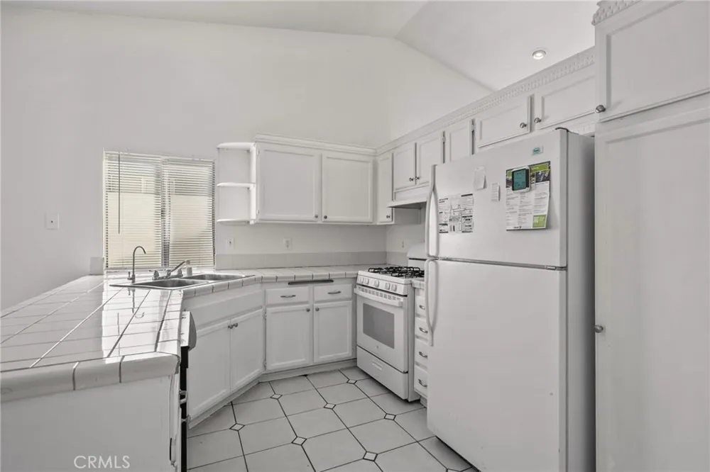 14422 Hillcrest Fontana, CA 92337