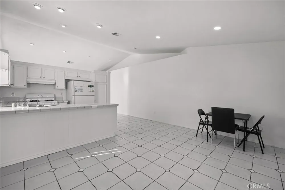 14422 Hillcrest Fontana, CA 92337