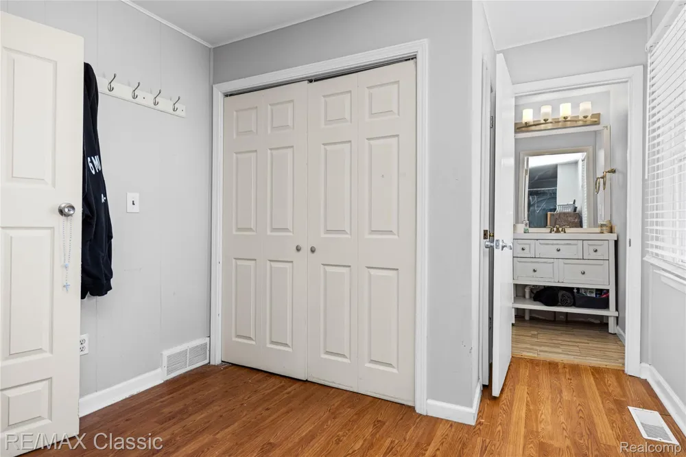 8665 Cooley Lake Road Commerce Charter Township, MI 48382