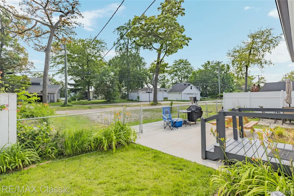 8665 Cooley Lake Road Commerce Charter Township, MI 48382