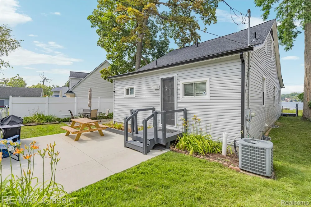 8665 Cooley Lake Road Commerce Charter Township, MI 48382
