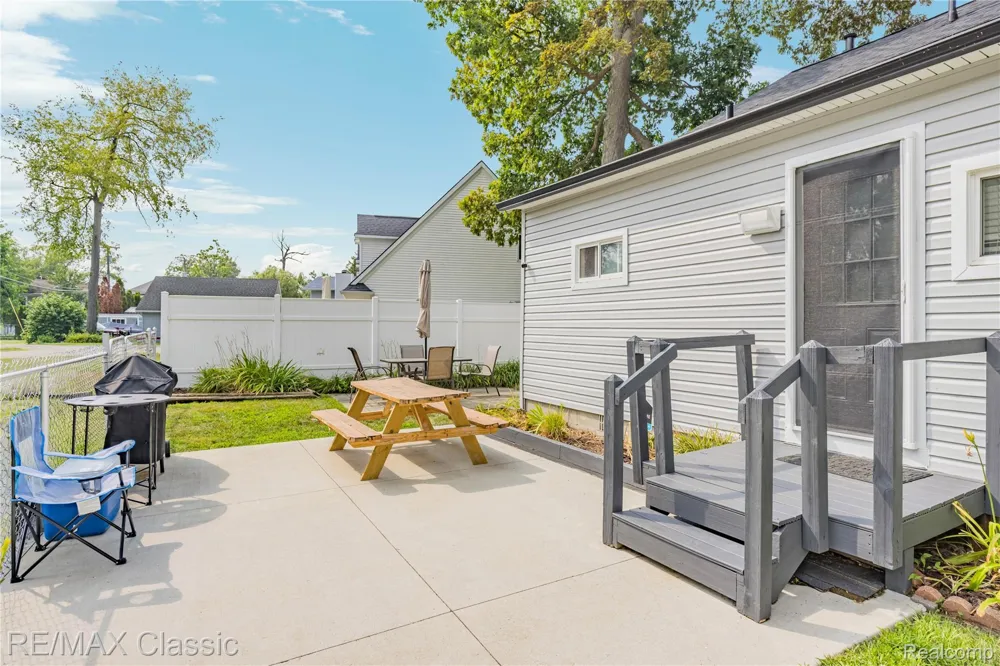 8665 Cooley Lake Road Commerce Charter Township, MI 48382