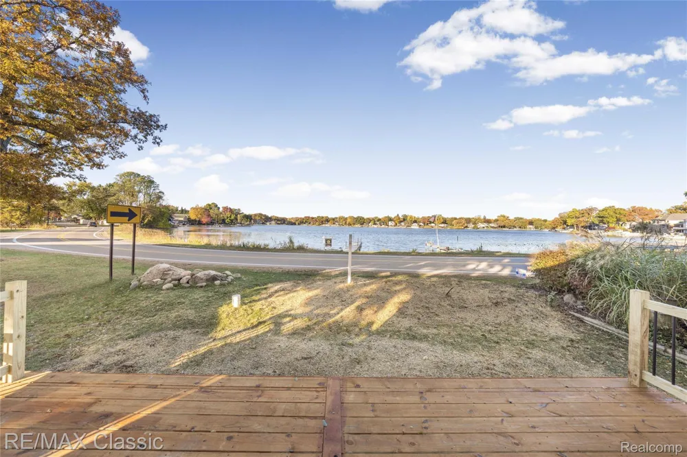 8665 Cooley Lake Road Commerce Charter Township, MI 48382