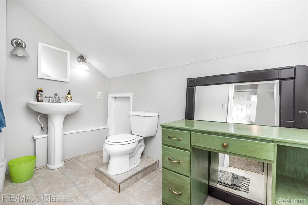 8665 Cooley Lake Road Commerce Charter Township, MI 48382