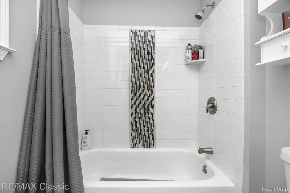 8665 Cooley Lake Road Commerce Charter Township, MI 48382