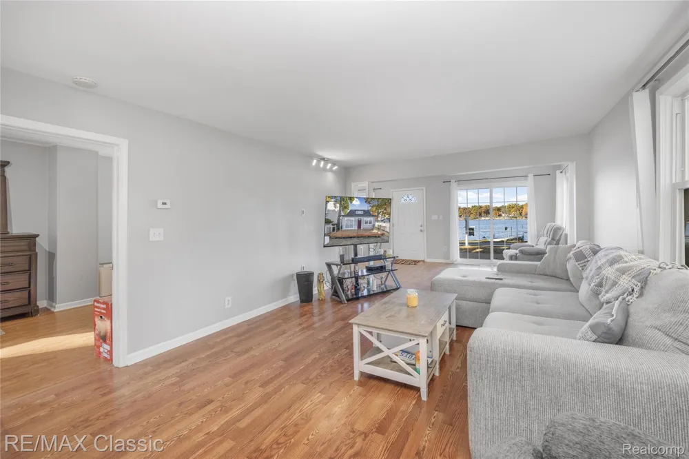 8665 Cooley Lake Road Commerce Charter Township, MI 48382