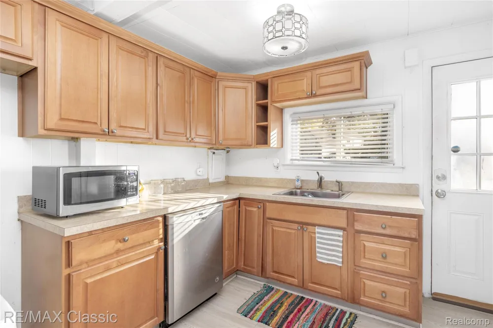 8665 Cooley Lake Road Commerce Charter Township, MI 48382