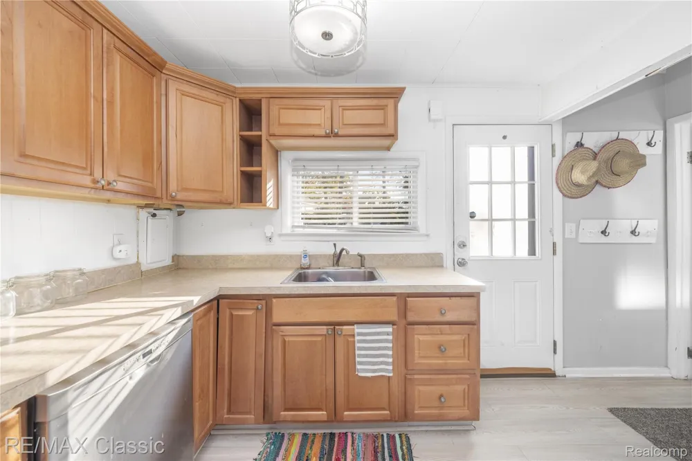 8665 Cooley Lake Road Commerce Charter Township, MI 48382