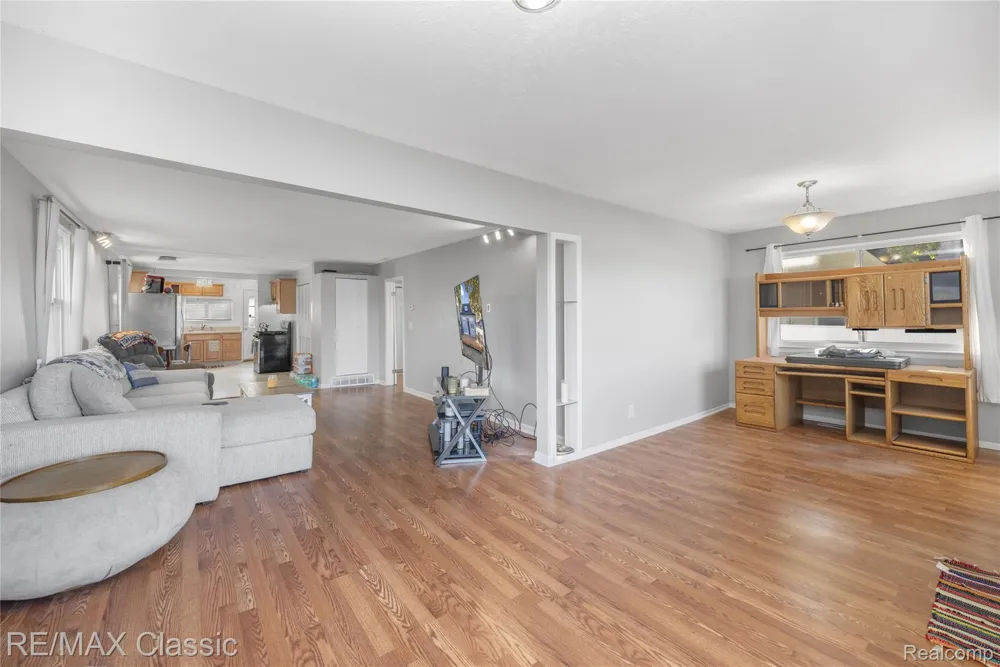 8665 Cooley Lake Road Commerce Charter Township, MI 48382